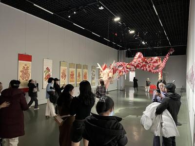 賞畫過(guò)節(jié) 威海市'新生活 新風(fēng)尚 新年畫'活動(dòng)點(diǎn)亮傳統(tǒng)文化新魅力